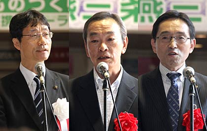 左から鈴木燕市長、経済産業省関東経済産業局産業部の太細部長、県産業労働観光部の池田部長