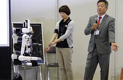 ロボットスーツHALのデモンストレーションを行うNPO法人UD21にいがた代表理事の秋元さん