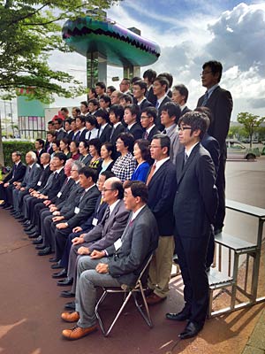会場の前で記念撮影