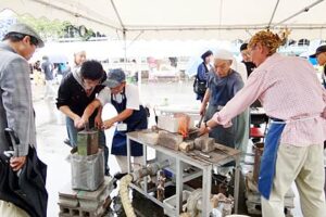 23日開かれた「越後三条鍛冶まつり'12」の鍛冶体験