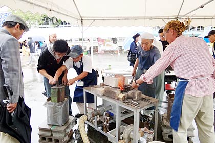  23日開かれた「越後三条鍛冶まつり'12」の鍛冶体験