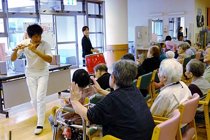 燕市・デイサービスセンター白ふじの里を訪問した篠笛奏者の狩野泰一さん