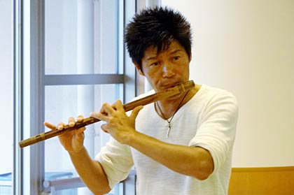 篠笛を奏でる狩野さん