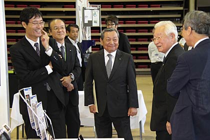 講演後に鈴木市長や山崎悦次燕商工会議所会頭とともに技術系開発製品展示を見学する庄山さん