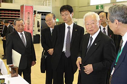 さまざまな展示物に見入る