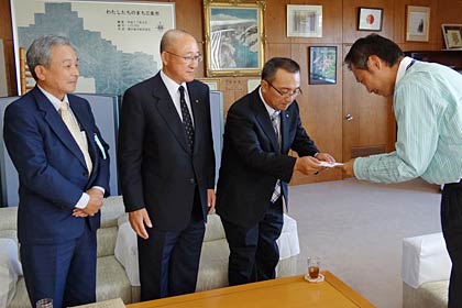 左から新潟県トラック協会三南支部の金子事務局長、渡辺副支部長、金子支部長、国定市長