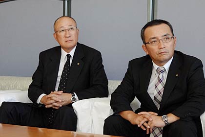 国定市長と歓談する渡辺副支部長と金子支部長