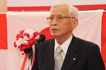  式辞を述べるつばめ福祉会の岡田理事長