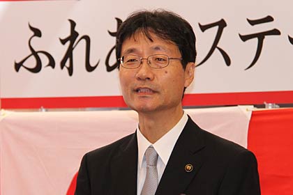  祝辞を述べる鈴木市長