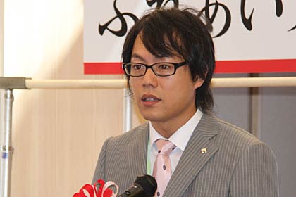 閉式の辞を述べる池田センター長