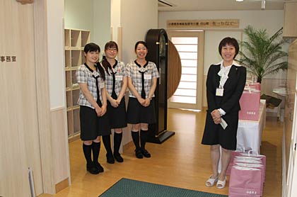 玄関で迎える職員