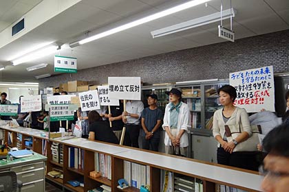環境課で抗議文の受け取りを求める。