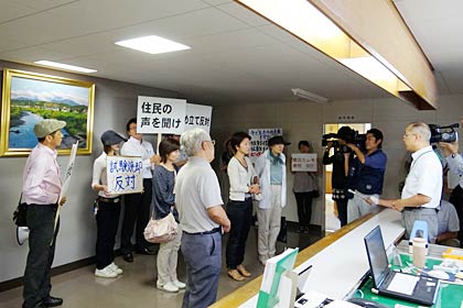 秘書課で市長に直接、抗議文の受け取りを求める