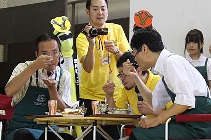 カレー用スプーンで試食、製品の気遣いに感心する左から国定三条市長、NAMARAの江口代表