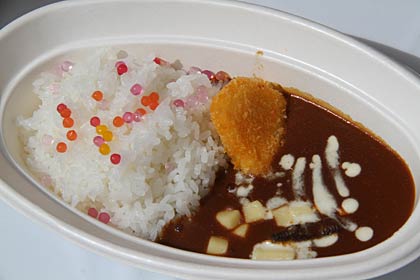 カレー用スプーンで試食、製品の気遣いに感心する左から国定三条市長、NAMARAの江口代表