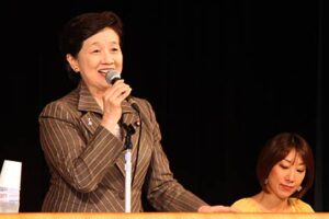 菊田衆院議員が小宮山厚労相を迎えて長岡市栃尾で対話集会、200人余りが参加して現役大臣の生の声を聞き、疑問をぶつける