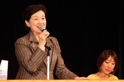  栃尾市民会館で対話集会にのぞんだ小宮山厚労相