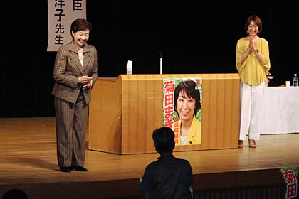 質問者に歩み寄って答える小宮山厚労相