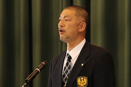 あいさつする田辺会長
