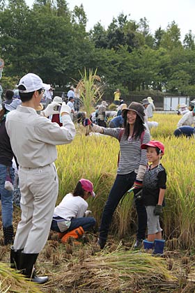 町田市からの参加者のナイスなポーズを撮る鈴木力市長