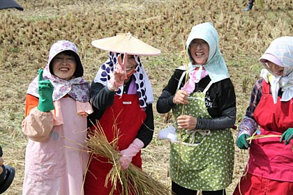 地元のおばちゃんたちもピース！