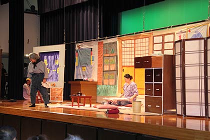 燕市で開かれた岩手県大船渡市の社会福祉法人「典人会」の職員でつくる「気仙ボケ一座」の公演会