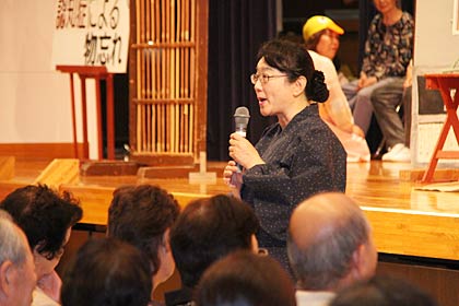  幕間に来場者に認知症の対応をアドバイスしたり、質問したり
