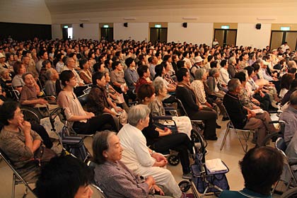 実に800人が来場する大入り