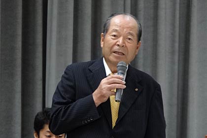 あいさつする三条商工会議所の斉藤会頭