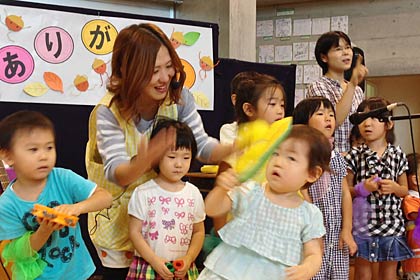燕市児童研修館「こどもの森」で開かれた倉井千秋さんとのお別れライブ