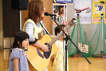 子どもたち一緒に歌う倉井さん