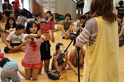 倉井さんの歌う姿をDSで撮る女の子たち
