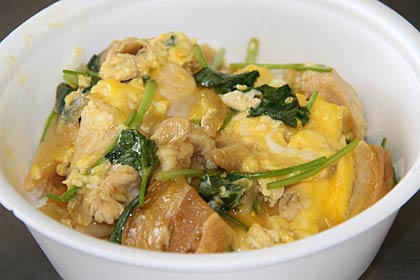 三条マルシェの来ら丼大会で南相馬市とコラボする車麩の入った親子丼「絆丼」の試作品
