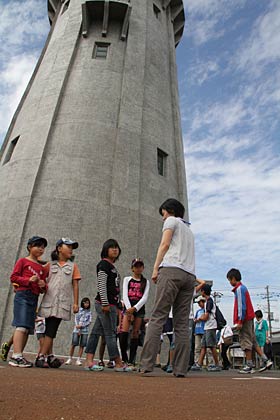 燕市教育委員会が初めて行った子ども写生会「水道の塔を描こう」