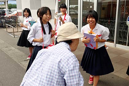 燕中3年生の総合学習授業でボランティアコースを選択した生徒6人がチャレンジャー燕三条店で赤い羽根共同募金の街頭募金