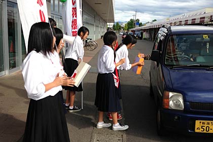 車に乗ったまま寄付をするドライブスルー寄付も