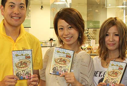  カレーラーメン体操のでデモンストレーションで来場するαiさん(中央