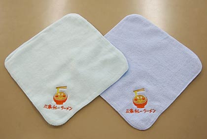 三条カレーラーメンのイラストがデザインされたミニタオル