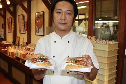 バーガー早食い競争に使うパン工房Chiyodaココラッテ店の「マカロニグラタンバーガー」、早食いはこの4倍のサイズで