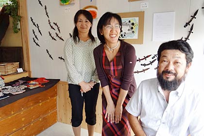 作品を出品している左が渡辺恵利さん、中央が長谷川優子さん