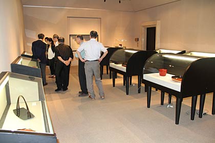 21日まで燕市産業史料館で開かれている小山光秀漆芸展