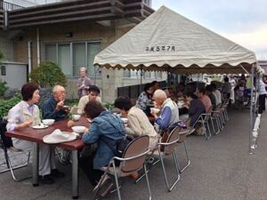 信濃川大河津資料館友の会のサケまつりで約150人がサケ汁のふるまいを味わい、信濃川教養講座、俳句を楽しむ会に魚道見学も