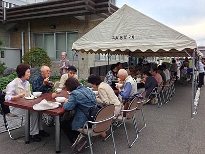 NPO法人信濃川大河津資料館友の会が6日、信濃川大河津資料館で開いたサケまつりのサケ汁のふるまい