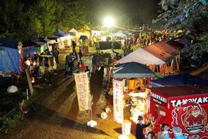 見附市大平森林公園で2日間開かれた「青空キャンプ 晴れればいいJAH～ん 2012」に延べ3,000人が来場、雨も味方にして盛り上がる
