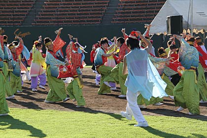 柏崎も含むよさいこ7チームが参加して最後は約200人で踊る