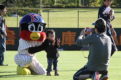 東京ヤクルトスワローズのマスコットキャラクター「燕太郎」が来場