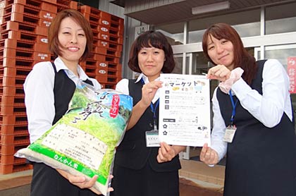 JAにいがた南蒲物流センター職員と「いきいきマーケット」のちらし、販売する「なんかん米コシヒカリ」