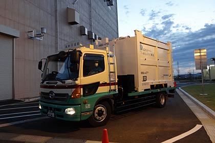 試験焼却する震災がれきを積んだトラックが三条市清掃センターに到着