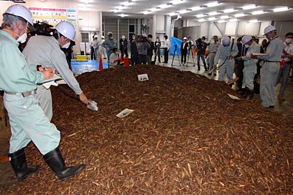 市議、地元住民、報道機関に公開で震災がれきの搬入と計測