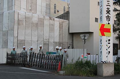 三条市清掃センター前には不測の事態に備えてフェンスを広げ、職員を配置